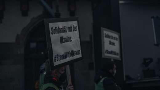 a man holding a sign that says solidarity mit der dreme