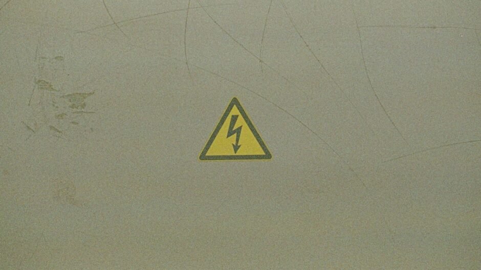 yellow and black arrow sign